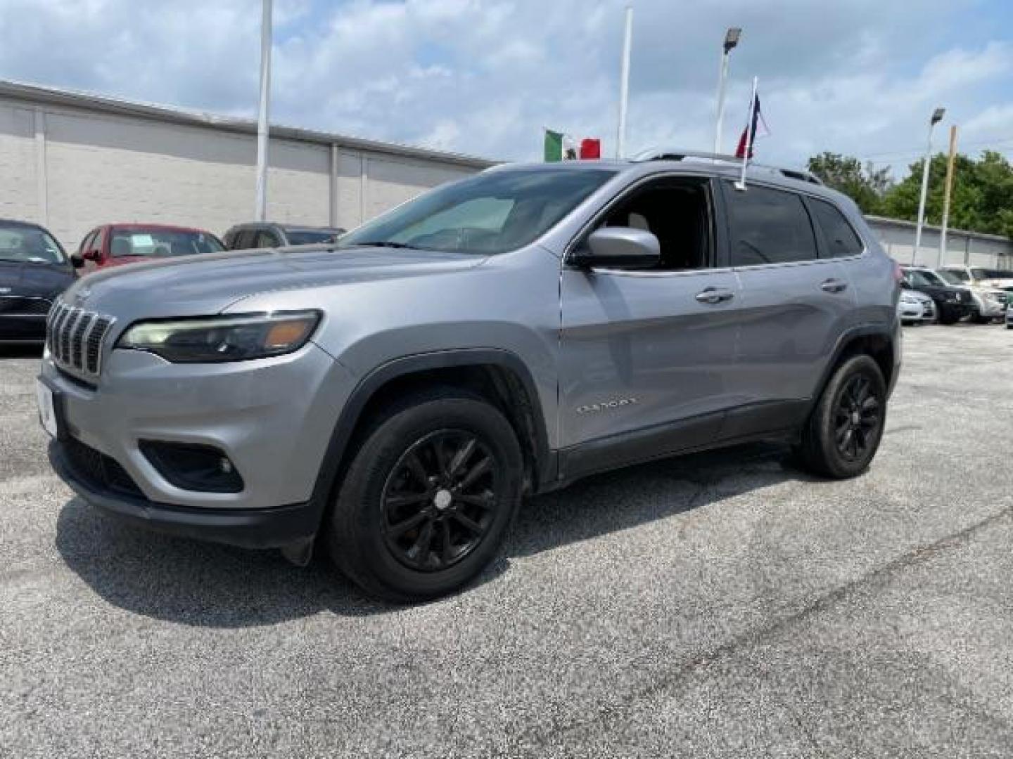 2019 GRAY Jeep Cherokee Latitude 4WD (1C4PJMCX6KD) with an 3.2L V6 DOHC 24V engine, 9-Speed Automatic transmission, located at 4545 Spencer Hwy., Pasadena, 77504, (832) 266-1645, 29.666037, -95.173775 - Photo#0