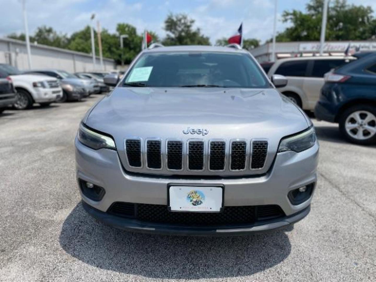 2019 GRAY Jeep Cherokee Latitude 4WD (1C4PJMCX6KD) with an 3.2L V6 DOHC 24V engine, 9-Speed Automatic transmission, located at 4545 Spencer Hwy., Pasadena, 77504, (832) 266-1645, 29.666037, -95.173775 - Photo#1