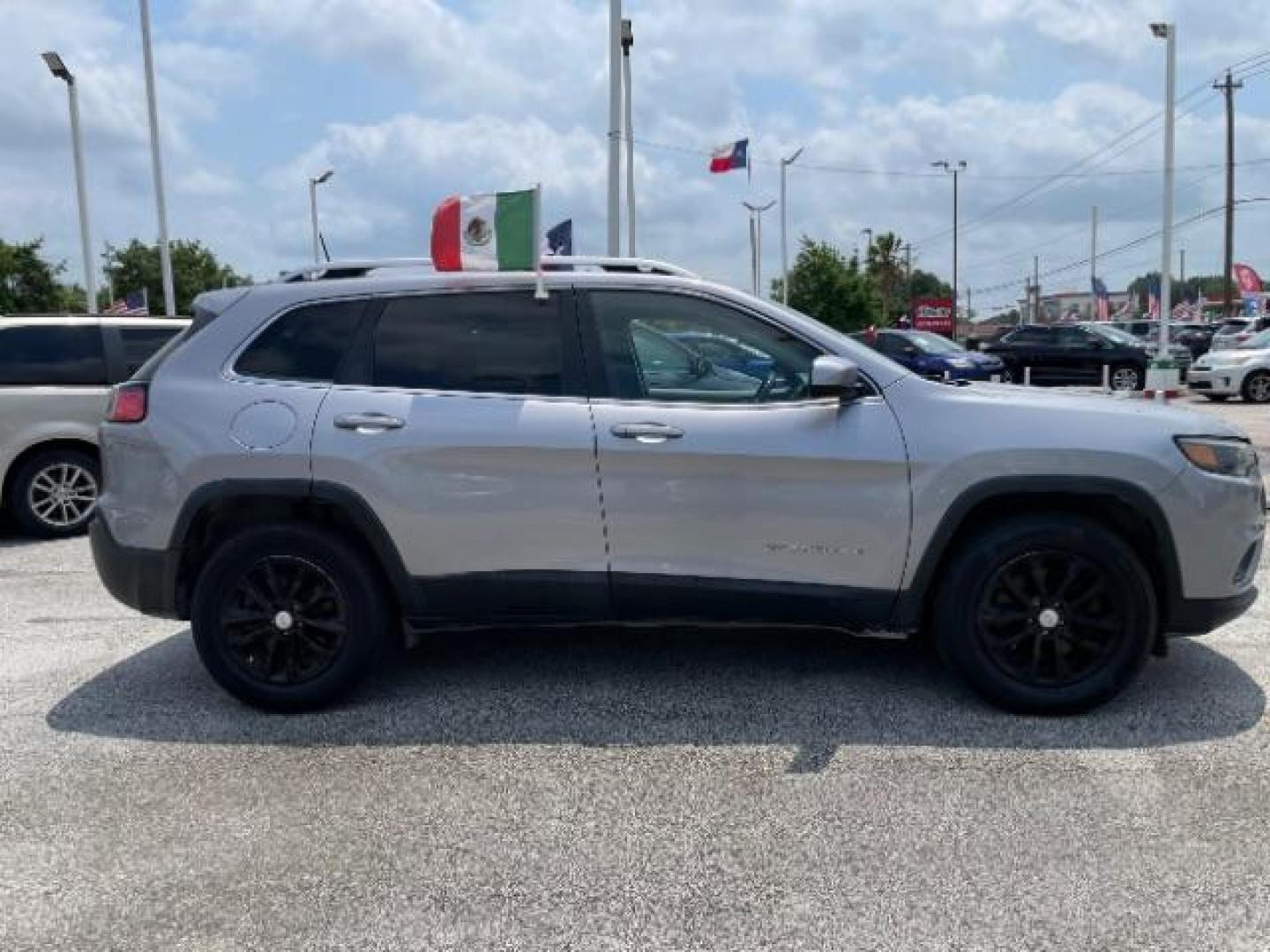 2019 GRAY Jeep Cherokee Latitude 4WD (1C4PJMCX6KD) with an 3.2L V6 DOHC 24V engine, 9-Speed Automatic transmission, located at 4545 Spencer Hwy., Pasadena, 77504, (832) 266-1645, 29.666037, -95.173775 - Photo#2