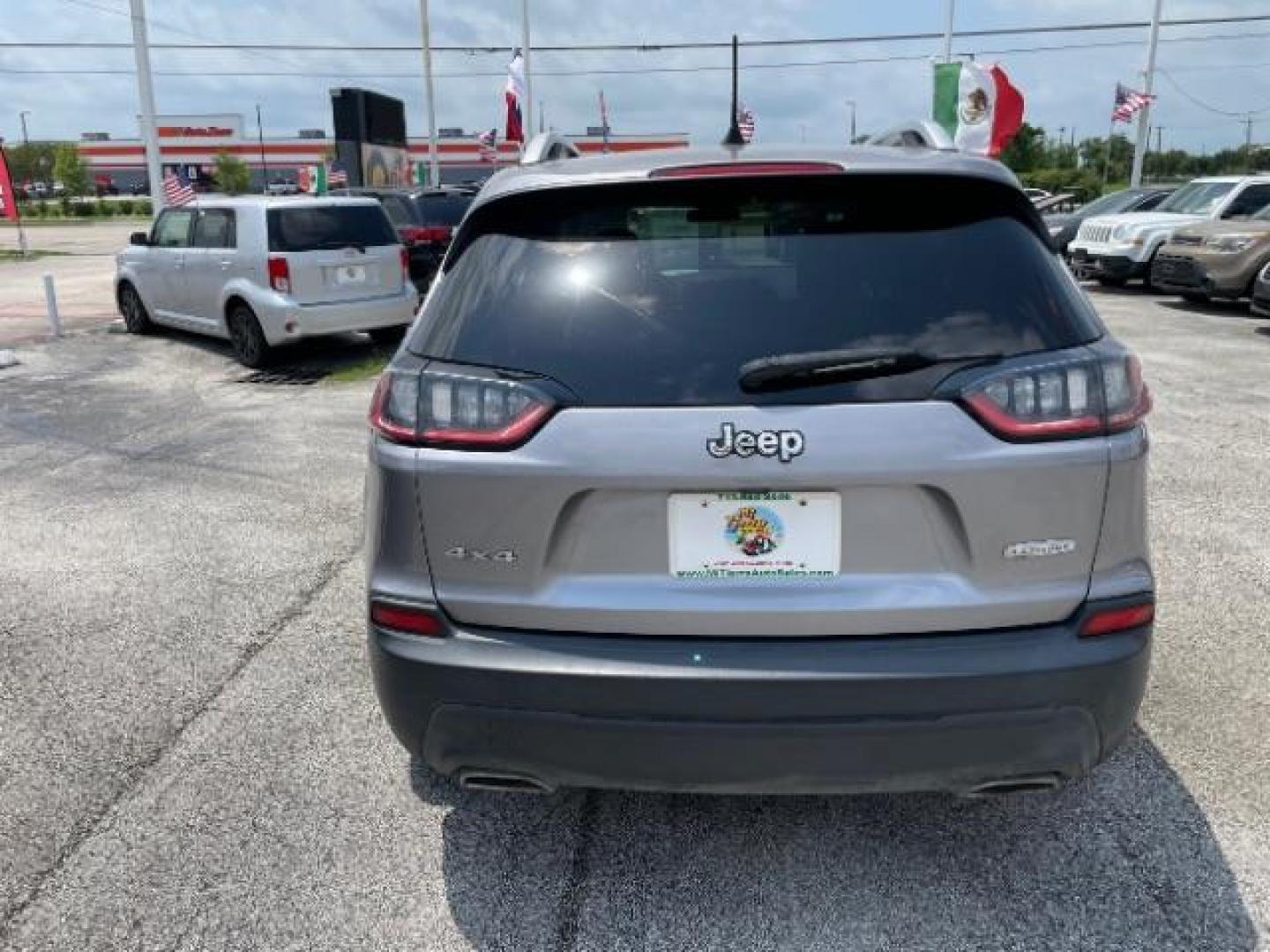 2019 GRAY Jeep Cherokee Latitude 4WD (1C4PJMCX6KD) with an 3.2L V6 DOHC 24V engine, 9-Speed Automatic transmission, located at 4545 Spencer Hwy., Pasadena, 77504, (832) 266-1645, 29.666037, -95.173775 - Photo#3