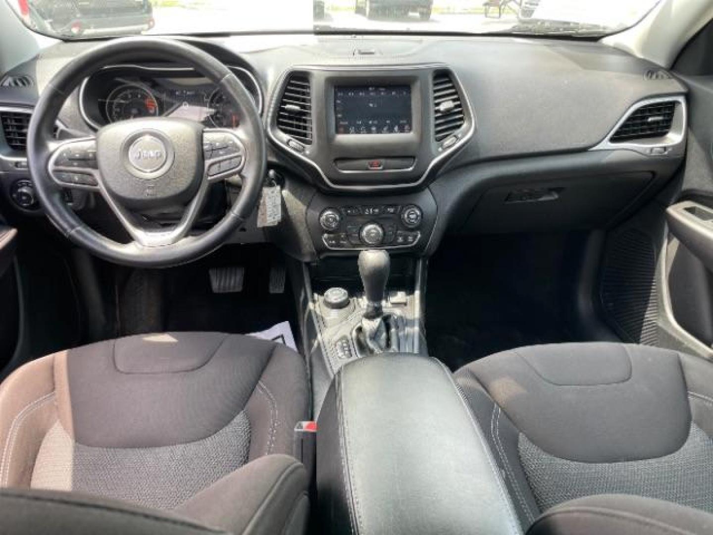 2019 GRAY Jeep Cherokee Latitude 4WD (1C4PJMCX6KD) with an 3.2L V6 DOHC 24V engine, 9-Speed Automatic transmission, located at 4545 Spencer Hwy., Pasadena, 77504, (832) 266-1645, 29.666037, -95.173775 - Photo#4