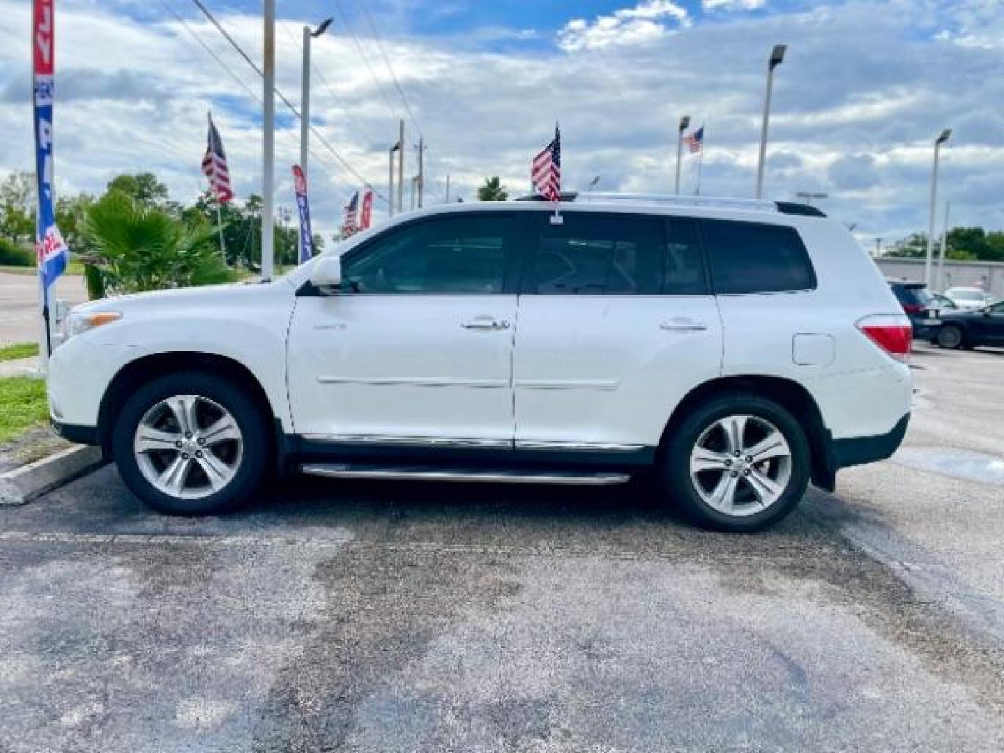 2013 WHITE Toyota Highlander Limited 2WD (5TDYK3EH7DS) with an 3.5L V6 DOHC 24V engine, 5-Speed Automatic transmission, located at 4545 Spencer Hwy., Pasadena, 77504, (832) 266-1645, 29.666037, -95.173775 - Photo#2