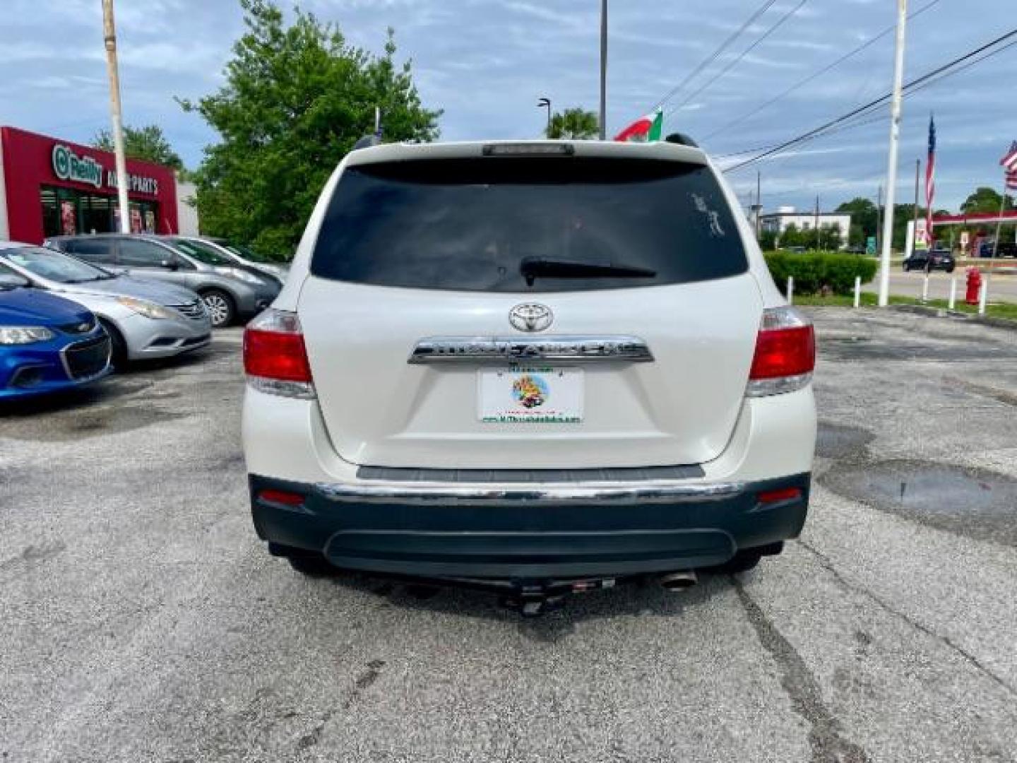 2013 WHITE Toyota Highlander Limited 2WD (5TDYK3EH7DS) with an 3.5L V6 DOHC 24V engine, 5-Speed Automatic transmission, located at 4545 Spencer Hwy., Pasadena, 77504, (832) 266-1645, 29.666037, -95.173775 - Photo#3