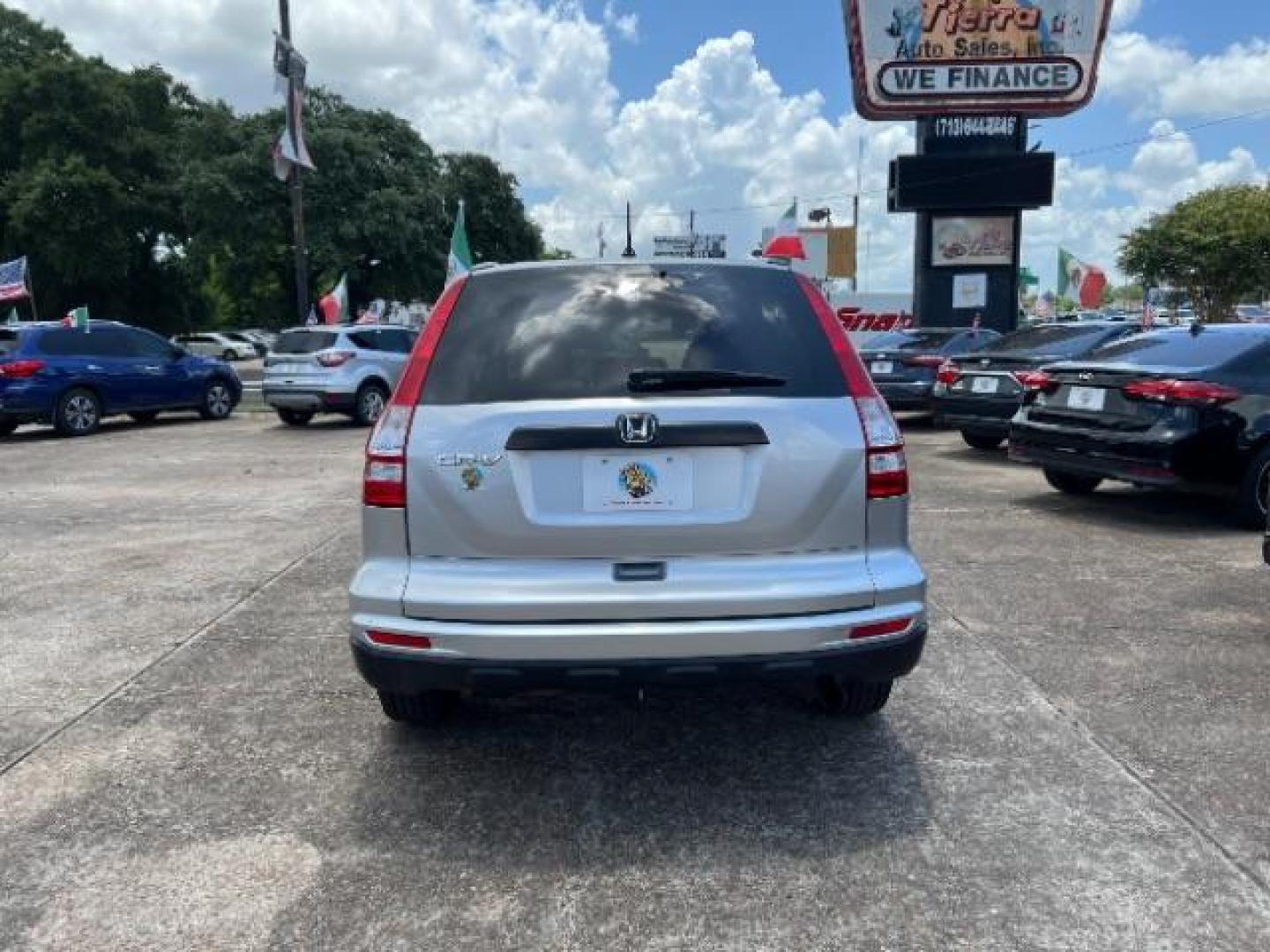 2011 Alabaster Silver Metallic /Black Cloth Interior Honda CR-V SE 2WD 5-Speed AT (JHLRE3H48BC) with an 2.4L L4 DOHC 16V engine, 5-Speed Automatic transmission, located at 7935 Gulf Freeway, Houston, 77017, (832) 266-1645, 29.684393, -95.275665 - Photo#5