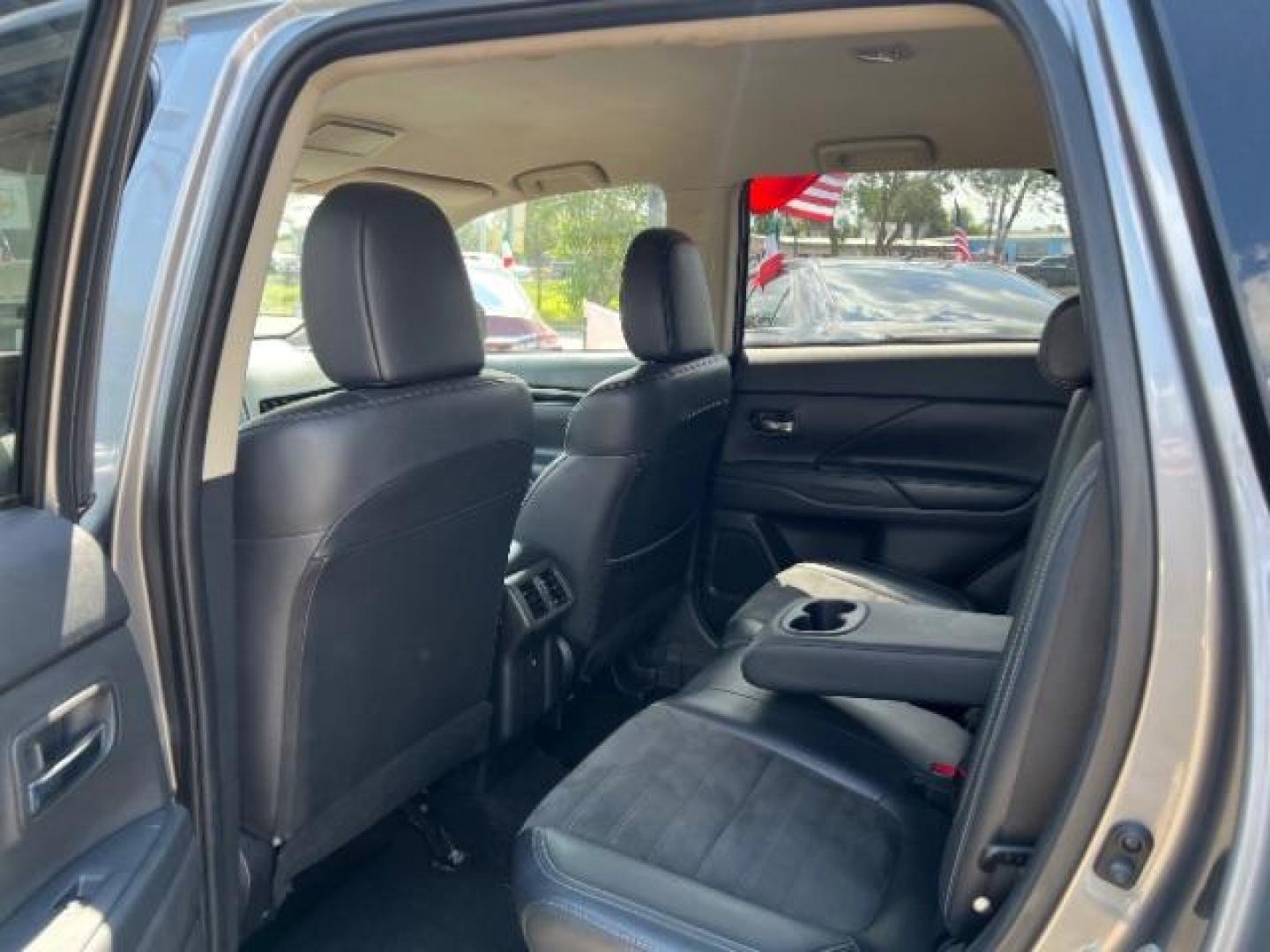 2019 Mercury Gray Metalli /Black, premium cloth Mitsubishi Outlander SE 2WD (JA4AD3A36KZ) with an 2.4L L4 DOHC 16V engine, Continuously Variabl transmission, located at 7935 Gulf Freeway, Houston, 77017, (832) 266-1645, 29.684393, -95.275665 - Photo#9