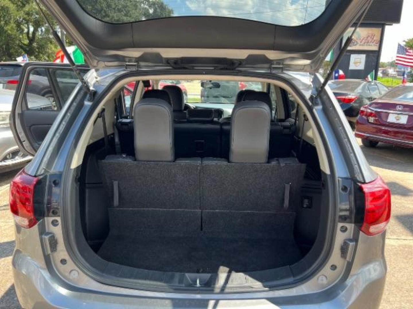 2019 Mercury Gray Metalli /Black, premium cloth Mitsubishi Outlander SE 2WD (JA4AD3A36KZ) with an 2.4L L4 DOHC 16V engine, Continuously Variabl transmission, located at 7935 Gulf Freeway, Houston, 77017, (832) 266-1645, 29.684393, -95.275665 - Photo#14