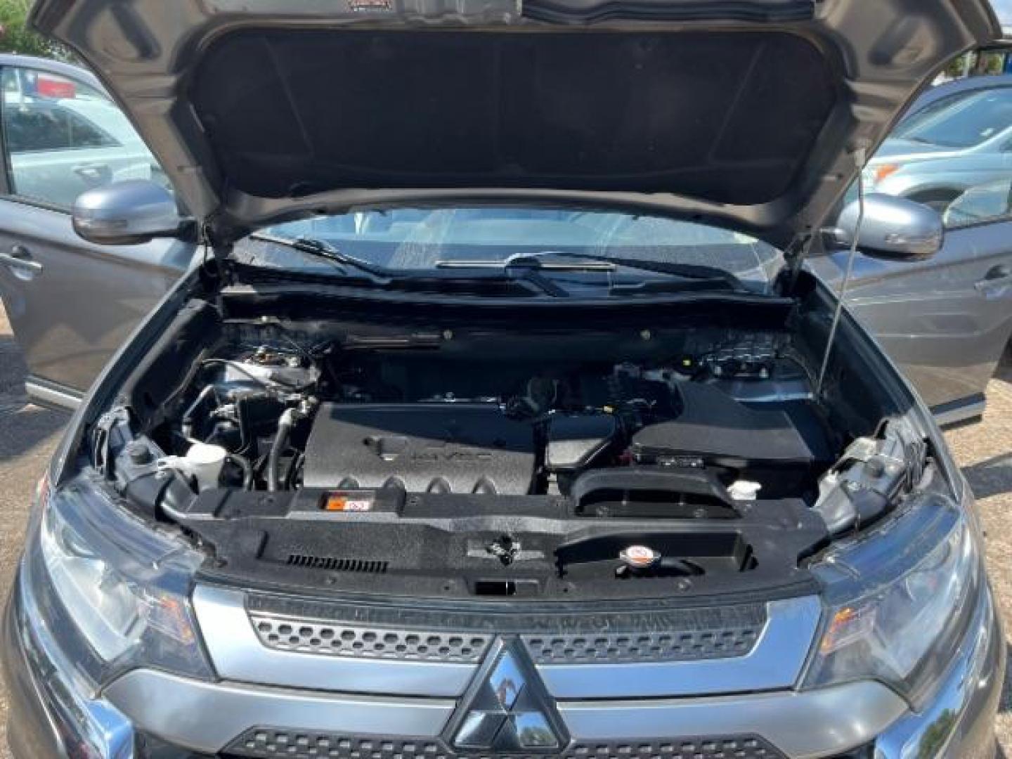 2019 Mercury Gray Metalli /Black, premium cloth Mitsubishi Outlander SE 2WD (JA4AD3A36KZ) with an 2.4L L4 DOHC 16V engine, Continuously Variabl transmission, located at 7935 Gulf Freeway, Houston, 77017, (832) 266-1645, 29.684393, -95.275665 - Photo#15