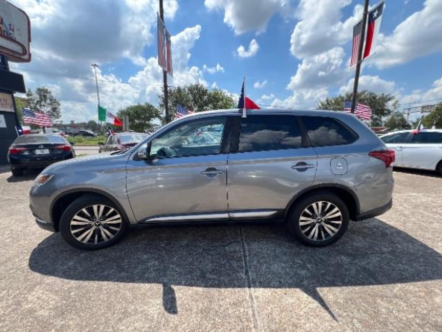 2019 Mercury Gray Metalli /Black, premium cloth Mitsubishi Outlander SE 2WD (JA4AD3A36KZ) with an 2.4L L4 DOHC 16V engine, Continuously Variabl transmission, located at 7935 Gulf Freeway, Houston, 77017, (832) 266-1645, 29.684393, -95.275665 - Photo#3