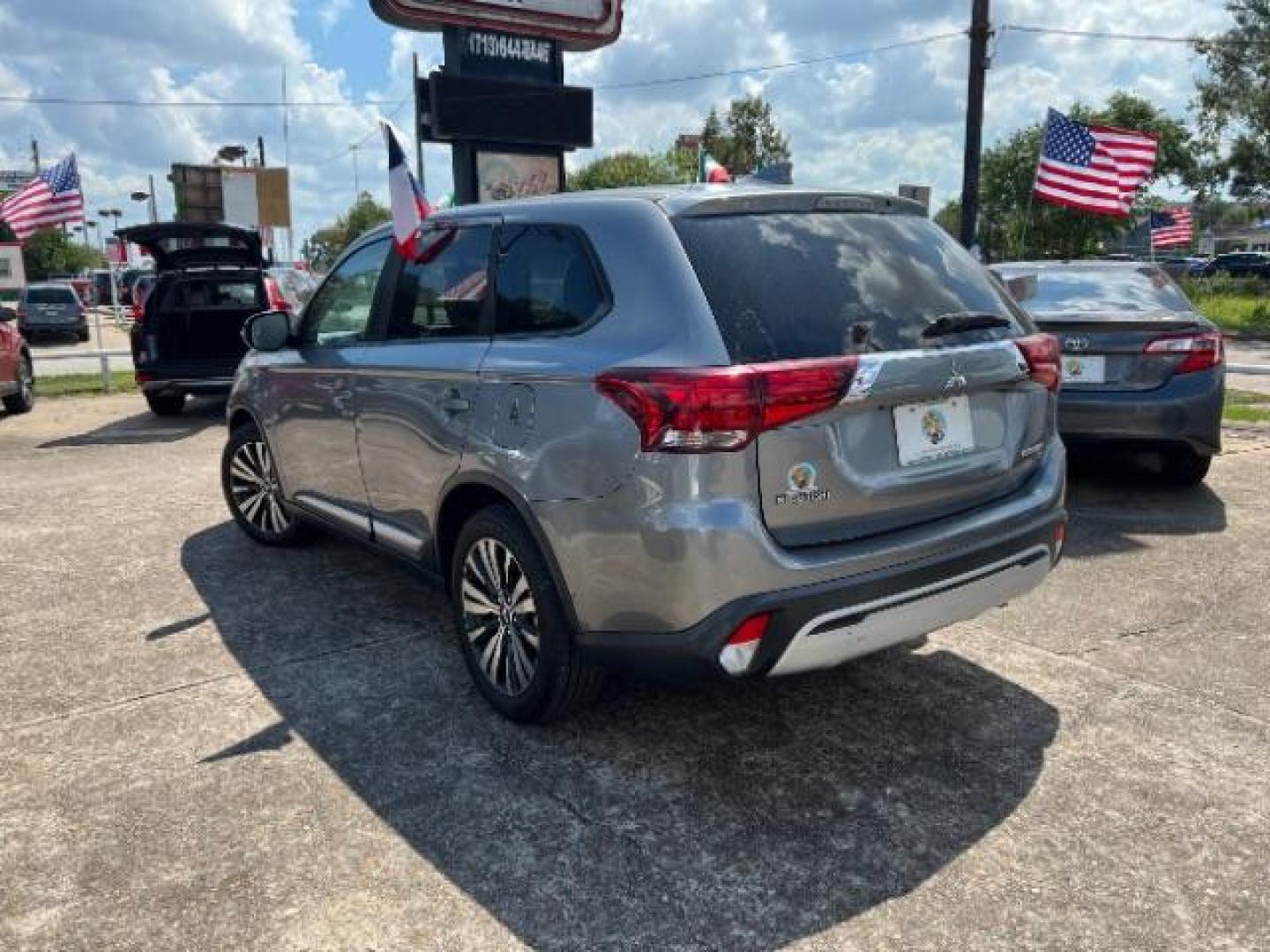 2019 Mercury Gray Metalli /Black, premium cloth Mitsubishi Outlander SE 2WD (JA4AD3A36KZ) with an 2.4L L4 DOHC 16V engine, Continuously Variabl transmission, located at 7935 Gulf Freeway, Houston, 77017, (832) 266-1645, 29.684393, -95.275665 - Photo#4