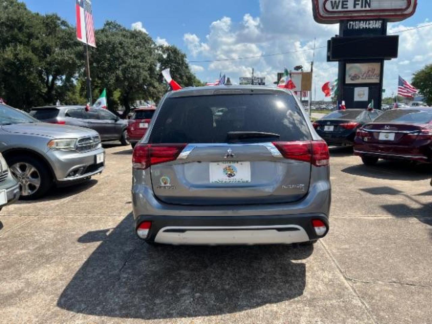 2019 Mercury Gray Metalli /Black, premium cloth Mitsubishi Outlander SE 2WD (JA4AD3A36KZ) with an 2.4L L4 DOHC 16V engine, Continuously Variabl transmission, located at 7935 Gulf Freeway, Houston, 77017, (832) 266-1645, 29.684393, -95.275665 - Photo#5