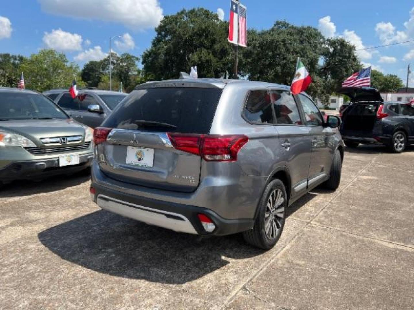 2019 Mercury Gray Metalli /Black, premium cloth Mitsubishi Outlander SE 2WD (JA4AD3A36KZ) with an 2.4L L4 DOHC 16V engine, Continuously Variabl transmission, located at 7935 Gulf Freeway, Houston, 77017, (832) 266-1645, 29.684393, -95.275665 - Photo#6