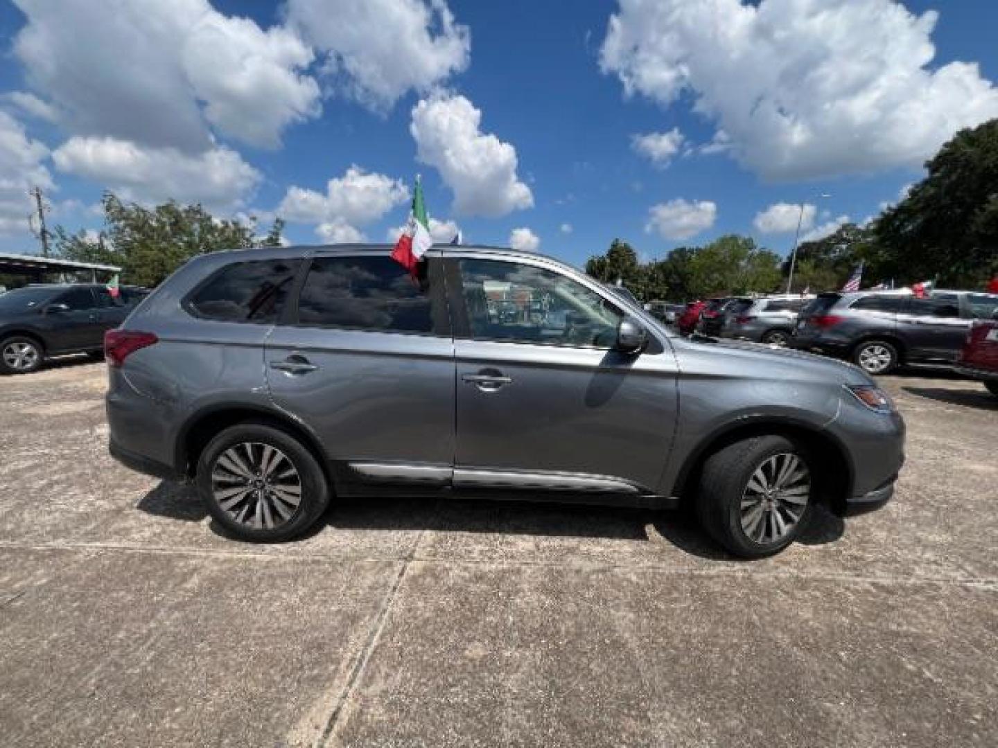 2019 Mercury Gray Metalli /Black, premium cloth Mitsubishi Outlander SE 2WD (JA4AD3A36KZ) with an 2.4L L4 DOHC 16V engine, Continuously Variabl transmission, located at 7935 Gulf Freeway, Houston, 77017, (832) 266-1645, 29.684393, -95.275665 - Photo#7