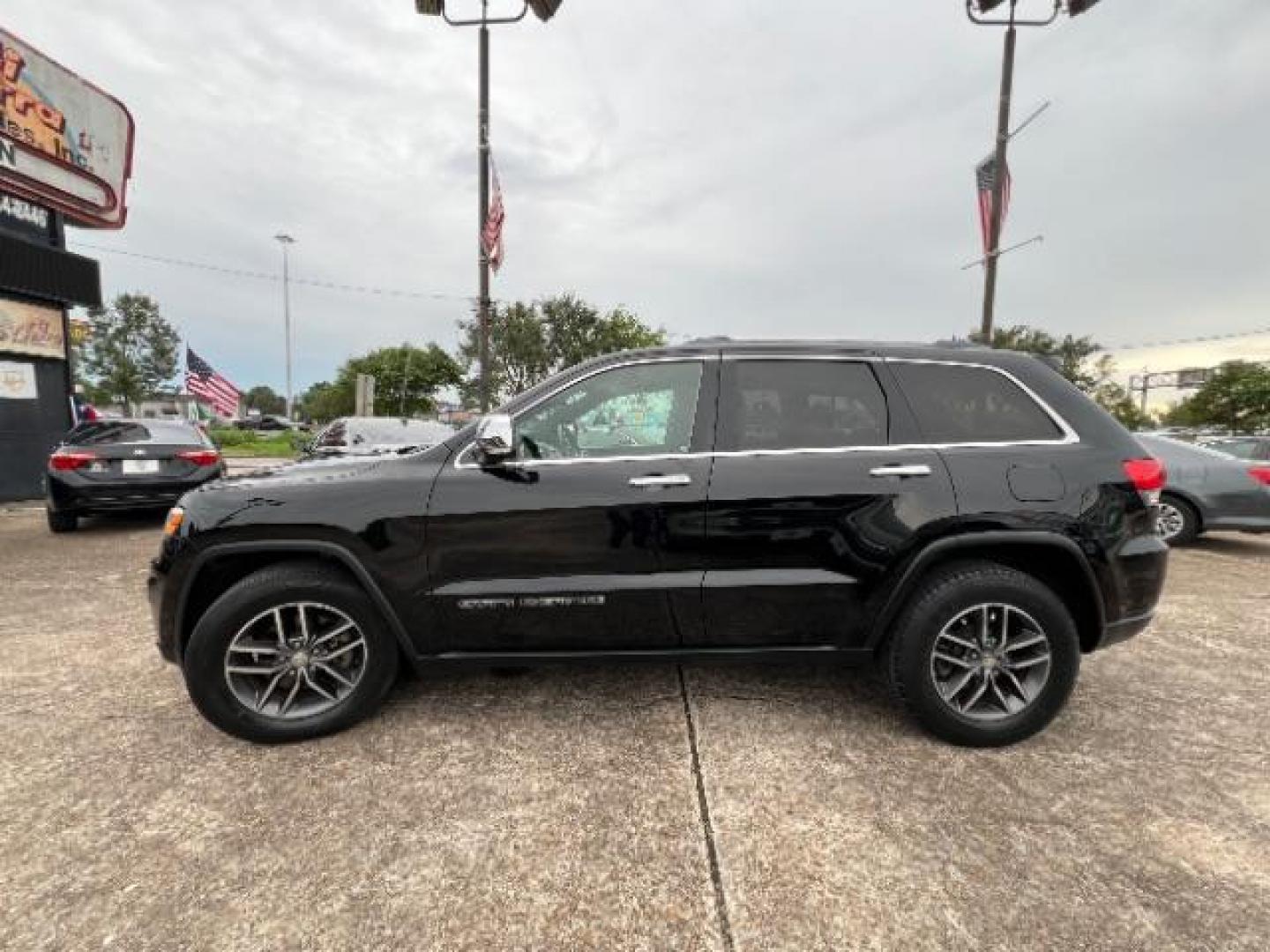 2017 Diamond Black Crystal Pearl Coat Jeep Grand Cherokee Limited 2WD (1C4RJEBG2HC) with an 3.6L V6 DOHC 24V engine, 8-Speed Automatic transmission, located at 7935 Gulf Freeway, Houston, 77017, (832) 266-1645, 29.684393, -95.275665 - Photo#3