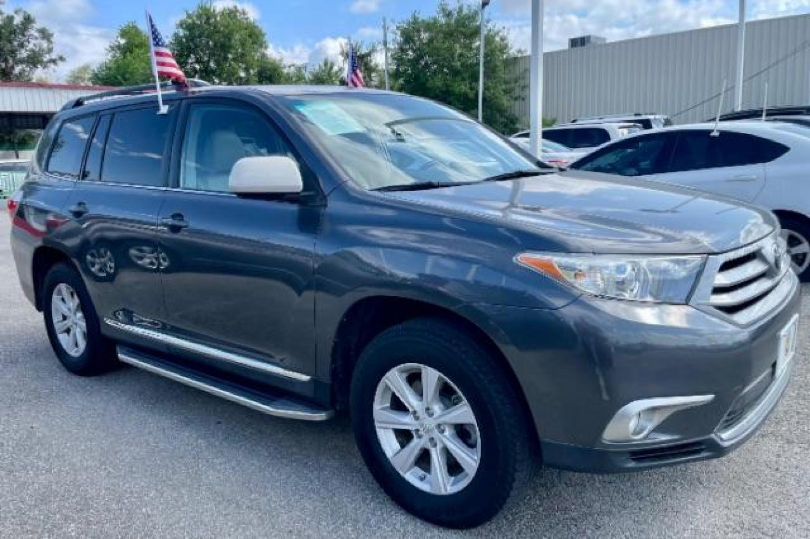 2013 Magnetic Gray Metallic /Gray Cloth Interior Toyota Highlander Base 2WD V6 (5TDZK3EH9DS) with an 3.5L V6 DOHC 24V engine, 5-Speed Automatic transmission, located at 4545 Spencer Hwy., Pasadena, 77504, (832) 266-1645, 29.666037, -95.173775 - Photo#3