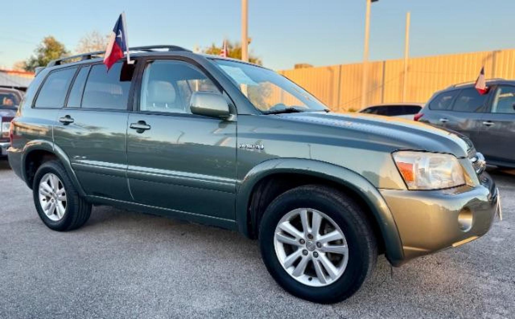 2007 Oasis Green Pearl /Ash Leather Interior Toyota Highlander Hybrid Limited 4WD (JTEHW21A970) with an 3.3L V6 DOHC 24V HYBRID engine, Continuously Variable Transmission transmission, located at 4545 Spencer Hwy., Pasadena, 77504, (832) 266-1645, 29.666037, -95.173775 - Photo#3