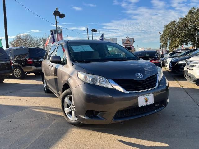 photo of 2014 TOYOTA SIENNA LE