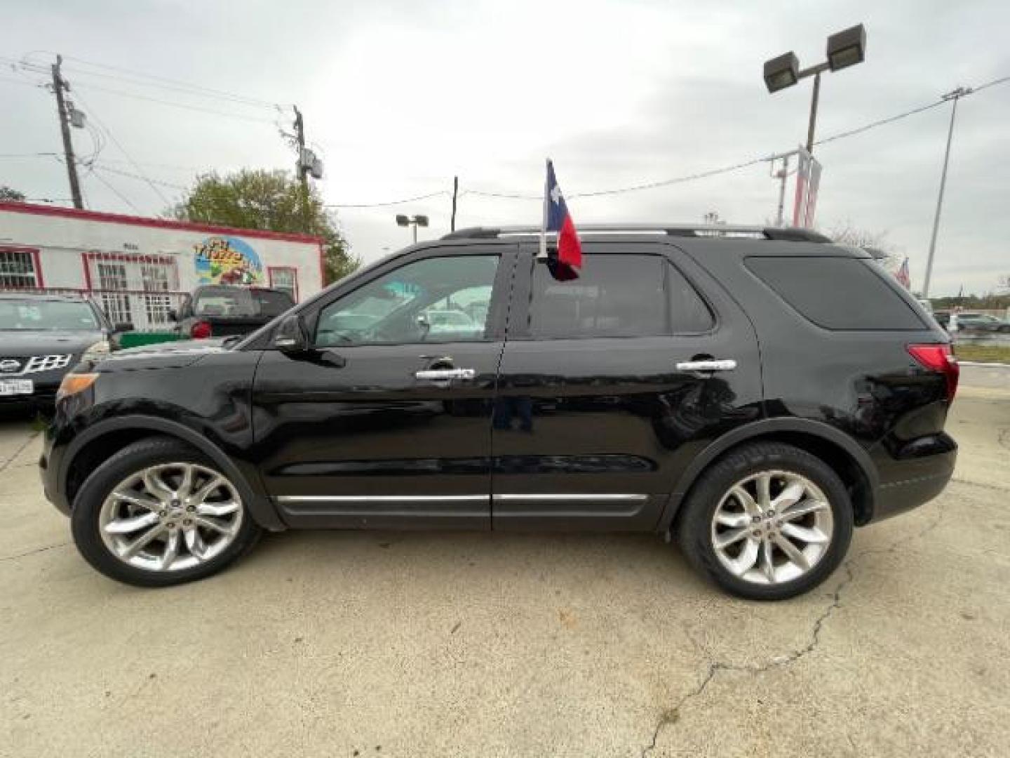 2015 Tuxedo Black Metallic /Medium Light Stone, premium cloth Ford Explorer XLT FWD (1FM5K7D86FG) with an 3.5L V6 DOHC 24V engine, 6-Speed Automatic transmission, located at 7935 Gulf Freeway, Houston, 77017, (832) 266-1645, 29.684393, -95.275665 - Photo#3