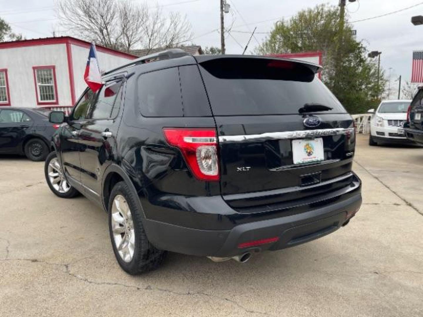 2015 Tuxedo Black Metallic /Medium Light Stone, premium cloth Ford Explorer XLT FWD (1FM5K7D86FG) with an 3.5L V6 DOHC 24V engine, 6-Speed Automatic transmission, located at 7935 Gulf Freeway, Houston, 77017, (832) 266-1645, 29.684393, -95.275665 - Photo#4