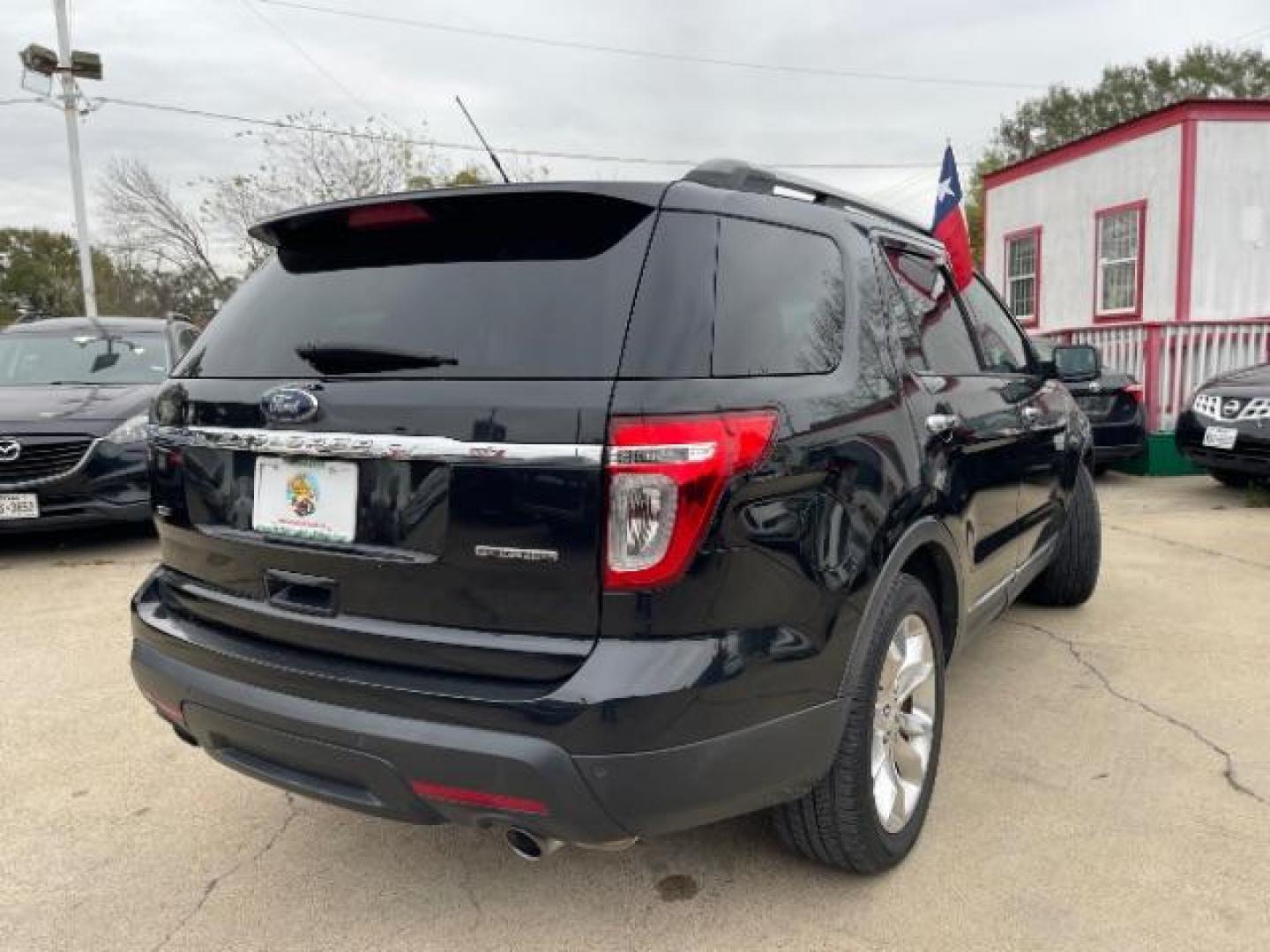 2015 Tuxedo Black Metallic /Medium Light Stone, premium cloth Ford Explorer XLT FWD (1FM5K7D86FG) with an 3.5L V6 DOHC 24V engine, 6-Speed Automatic transmission, located at 7935 Gulf Freeway, Houston, 77017, (832) 266-1645, 29.684393, -95.275665 - Photo#6