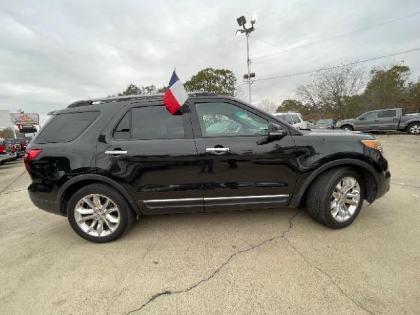 2015 Tuxedo Black Metallic /Medium Light Stone, premium cloth Ford Explorer XLT FWD (1FM5K7D86FG) with an 3.5L V6 DOHC 24V engine, 6-Speed Automatic transmission, located at 7935 Gulf Freeway, Houston, 77017, (832) 266-1645, 29.684393, -95.275665 - Photo#7